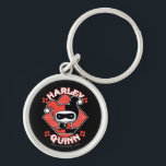 Llavero Chibi Harley Quinn Splits<br><div class="desc">Echa un vistazo a Chibi Harley Quinn mientras hace las divisiones delante de un fondo de diamante de polka rojo con su nombre escrito a su alrededor.</div>