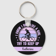 Chica de ciclismo intenta mantener la bicicleta re