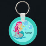 Llavero Chica de Sirena Cute Personalizado Verde azulado M<br><div class="desc">Un lindo regalo personalizado de chica de playa con una sirena de pelo rosado con una cola verde azulada sosteniendo un hermoso arpa al lado de burbujas azules. Personalizar con el nombre de tu pequeña niña para un bonito keychain.</div>