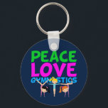 Llavero Chicas de gimnasia<br><div class="desc">Cute Peace Love Gymnastics regalo para una pequeña gimnasta que le encanta desmoronarse! 3 niños diferentes haciendo diferentes trucos de gimnasia debajo de las palabras en bonito rosa,  verde y azul.</div>