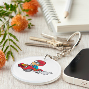 Llavero Chico conduciendo coche de raza roja