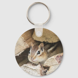 Llavero Chipmunk en una pila de madera