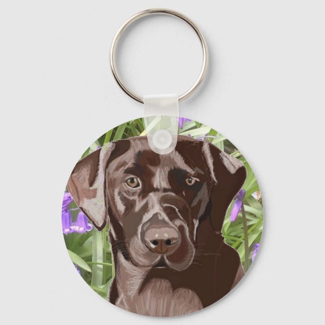 Llavero Chocolate Labrador marrón contra campanillas azule (Anverso)