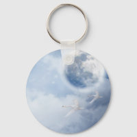 Cielo azul mágico con cisnes voladores