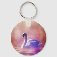 Cisne blanco flotando en un lago polvoriento
