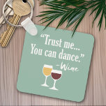 Llavero Cita de vino divertida - Créeme que puedes bailar<br><div class="desc">Un poco de humor para beber que puedes pasarle a tus amigas amantes del vino. Hacerles reír con este regalo humorístico de mordaza o elefante blanco. Intenté correr,  pero seguí derramando mi vino.</div>