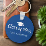 Llavero Clase de año y nombre: azul puede cambiar el color<br><div class="desc">Añada el nombre del graduado y cualquier año a este diseño mínimo y moderno. Esto se puede usar para cualquier graduado o reunión: escuela secundaria,  universidad,  posgrado,  enfermería,  escuela de medicina o incluso escuela de comercio.</div>