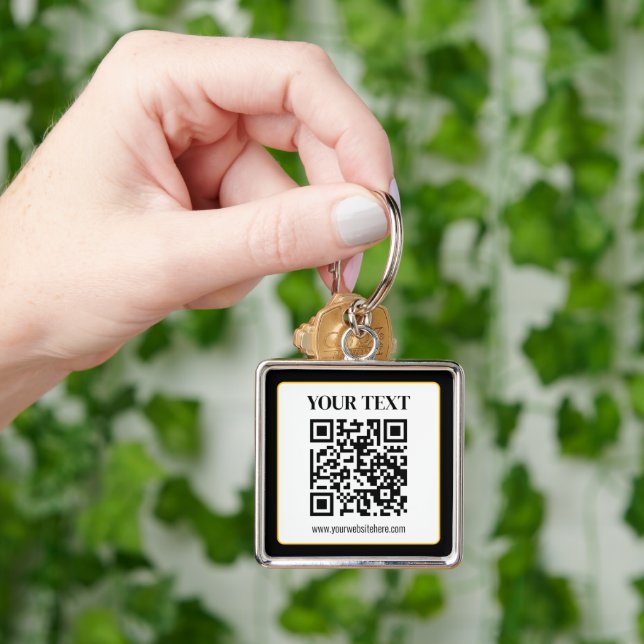 Llavero Código QR empresarial con texto superior e inferio (Mano)