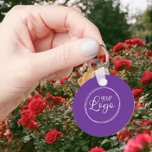 Llavero Código QR minimalista de color morado real y blanc