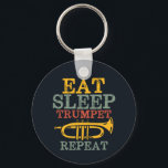 Llavero Comer Trumpet de sueño repetido banda de marcha di<br><div class="desc">Gracioso diseño de trompeta para los que tocan instrumentos musicales de latón en una banda musical, orquesta o actuación musical. Mercadería de amante de la música retro Jazz de Guay vintage para músicos y miembros de la banda de marcha. Perfecto para profesores de música, aficionados a la orquesta y para...</div>
