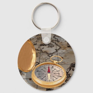 Llavero Compass antiguo en una cadena de claves de mapas
