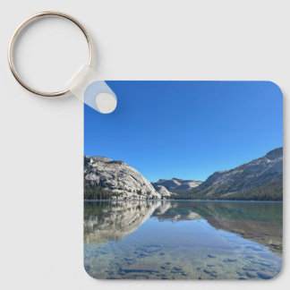 Llavero con el lago Tenaya en Yosemite