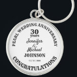 Llavero Conmemorativo aniversario de Pearl Boda<br><div class="desc">Regalo de aniversario,  ya sea boda,  jubilación,  graduación,  madurez o compromiso,  el texto es completamente editable para su ocasión. Cualquier aniversario se puede añadir a este keychain conmemorativo.</div>