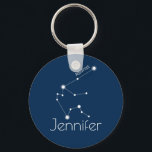 Llavero Constelación zoíaca personalizada de Aquarius<br><div class="desc">Cláusula de Constelación Zodiac Aquarius Personalizada. Con la Constelación de Aquarius en un fondo naval,  esta Keychain personalizada de Aquarius hace un regalo de cumpleaños perfecto para cualquier Aquarius. El color de fondo y el texto se pueden personalizar</div>