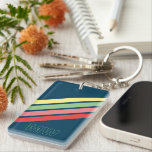 Llavero Coral Verde Amarillo personalizado Tiras Rojas En<br><div class="desc">Diseño de rayas de color rojo, rosa coral, amarillo y verde claro en un fondo azul oscuro. Con la opción de personalizar o personalización con un nombre, monograma o iniciales de su elección. Hermosa, moderna y fresca cubierta para la moda y amante del arte de moda de moda, vintage retro...</div>