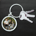 Llavero Cortar el amor al corazón por tus nombres de fotos<br><div class="desc">Cute HEART LOVE YOU DAD Photo Names Keychain incluye tu foto favorita con el texto "(corazón de amor) tu papá" en un alfabeto blanco moderno con tus nombres debajo. Personalice editando el texto en el cuadro de texto proporcionado y agregando su propia imagen. Perfecto para Navidades, cumpleaños y regalos del...</div>