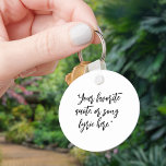 Llavero Crear su propio presupuesto de caligrafía<br><div class="desc">Crea tu propio llavero de comillas personalizados. Añade tu cita inspiradora favorita,  letras de canciones o proverbio motivacional en la tipografía caligráfica minimalista.</div>