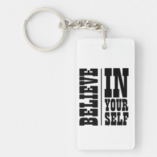 LLAVERO CREE EN LA TIPOGRAFÍA BLANCA