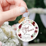 Llavero Criada de honor de una mujer floral de Rubor en Bo<br><div class="desc">Este llavero está diseñado como un regalo de agradecimiento para la doncella de honor de su boda. La elegante moda de boho presenta un diseño rústico de acuarela pintada a mano con una corona de rosas y flores en tonos burdeos, rojos y rosa rubí. El texto está escrito en elegantes...</div>