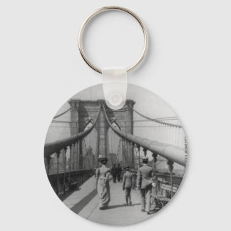 Llavero Crossing Brooklyn Bridge