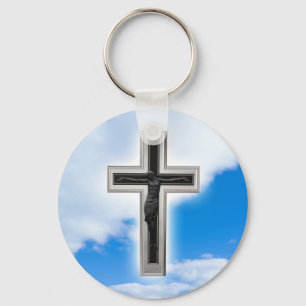 Llavero Cruz cristiana en el fondo azul del cielo