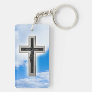 Llavero Cruz cristiana en el fondo azul del cielo