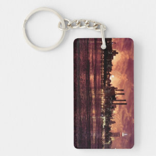 Llavero Cuarto de julio fuegos artificiales detrás de Man