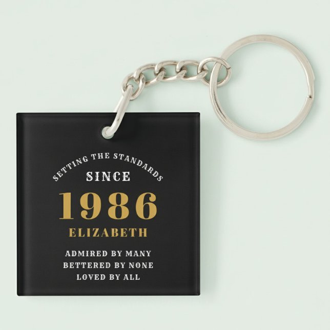 Llavero Cumpleaños 40 1986 Personalizado Negro Oro (Born 1986 birthday keychain. Pastel background.)