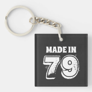 Llavero Cumpleaños hecho en la tipografía negra del 79