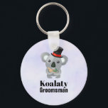 Llavero Cute Koala Pun Koalaty Groomsman<br><div class="desc">Un llavero con un lindo oso koala con un sombrero de top negro con una cinta roja. Agradable y peludo. El texto dice Koalaty Groomsman. Un juego de palabras divertido. Se coloca sobre un fondo morado claro.</div>