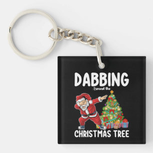 Llavero Dabbing alrededor del árbol de Navidad Santa vacac