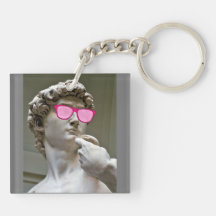 David lleva la llave de gafas de color rosa