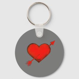 Llavero de Botón Rojo con Flecha de Cupido sobre G