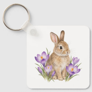 Llavero de conejo entre crocus de otoño