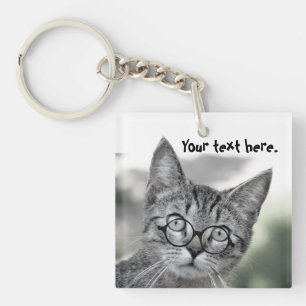 Llavero de gato lindo sorprendido con gafas