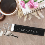 Llavero De Pulsera Añadir su nombre tipografía fantástica blanco y ne<br><div class="desc">Añade tu nombre a cada lado de esta cadena de teclas en blanco y negro. Este diseño simple y minimalista está escrito en tipografía caprichosa y usa puntos de punto medio / bala para espaciar las letras de tu nombre.</div>