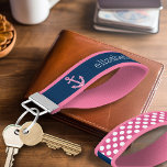 Llavero De Pulsera Anclaje de puntos de polka rosado con nombre perso<br><div class="desc">Un diseño moderno y elegante con puntos y colores precoces más un área para añadir tu nombre o monograma.</div>