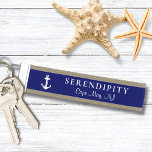 Llavero De Pulsera Azul marino monograma clásico<br><div class="desc">Tecla de muñeca azul marino de temática náutica para tu bote con un ilustracion clásico blanco de un ancla y el nombre y ubicación de tu bote con letras blancas y escritura simples.</div>