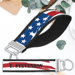 Llavero De Pulsera Bandera norteamericana azul blanca roja patriótica<br><div class="desc">Keychain de la bandera norteamericana del azul blanco rojo patriótico. Estos teclados patrióticos son perfectos para todas las ramas del ejército. Un maravilloso regalo para los nuevos entrenamientos básicos del ejército y graduados de campamentos de entrenamiento, o para incluir en tarjetas de agradecimiento al personal militar. Personaliza con el nombre....</div>