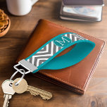 Llavero De Pulsera Chevrras grises y Verde azuladas con monograma Per<br><div class="desc">Un llamativo diseño art decó en colores frescos y alegres. Si necesita ajustar los monogramas,  haga clic en el botón personalizar y realice cambios.</div>