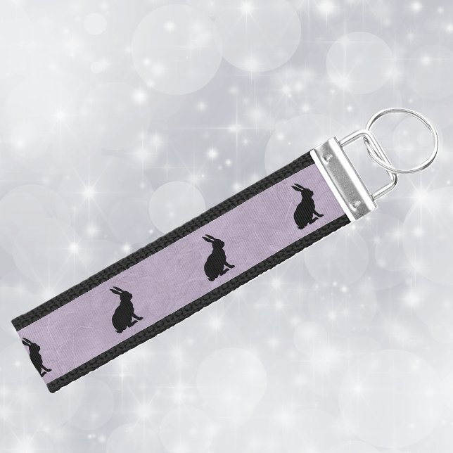 Llavero De Pulsera Conejo de Semana Santa de Conejo Negro (Rows of black sitting rabbit silhouettes on marbled purple lanyard keychain.)