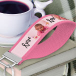 Llavero De Pulsera Crea tu propio Collage de fotos y Love Pink<br><div class="desc">Crea tu propio llavero rosa bonito con 4 fotos, separadas por "amor". La plantilla de fotos está preparada para que usted añada sus propias imágenes - el formato de paisaje será el más fácil de trabajar. El amor está escrito a mano con un corazón de amor en lugar de la...</div>