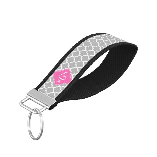 Llavero De Pulsera Gris Dk Chevron Quatrefoil Rosa Caliente 3 Monogra (Angulado hacia abajo)