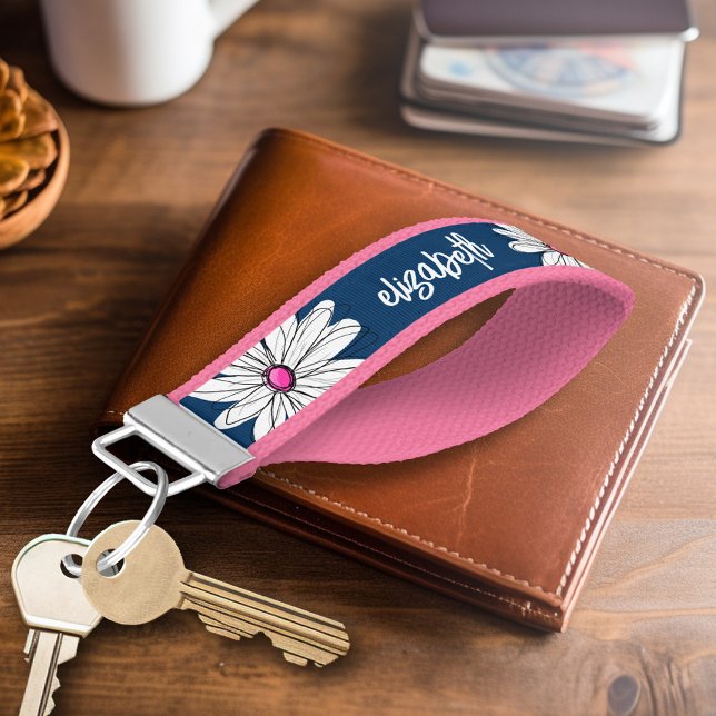 Llavero De Pulsera Ilustracion Daisy Floral de moda - marina y rosa (Personalized Keychain - Whimsical Daisy)