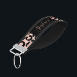 Llavero De Pulsera Impresión personalizada de leopardo de Relieve met<br><div class="desc">Este diseño de moda presenta un patrón de manchas negras de leopardo sobre un rosa falso de fondo de Relieve metalizado dorado. Personalízalo con su nombre en un elegante guión de escritura a mano rosa en un rectángulo negro.</div>