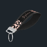 Llavero De Pulsera Impresión personalizada de leopardo de Relieve met<br><div class="desc">Este diseño de moda presenta un patrón de manchas negras de leopardo sobre un rosa falso de fondo de Relieve metalizado dorado. Personalízalo con su nombre en un elegante guión de escritura a mano rosa en un rectángulo negro.</div>