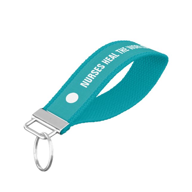 Llavero De Pulsera Las enfermeras curan el mundo. Nombre personalizad (Angulado hacia abajo)