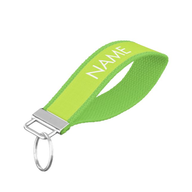 Llavero De Pulsera monograma de texto con nombre personalizado verde  (Angulado hacia abajo)