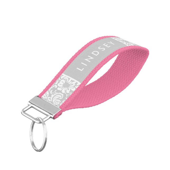 Llavero De Pulsera Monograma Gris Floral Damask (Angulado hacia abajo)