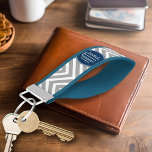 Llavero De Pulsera Monograma Personalizado del patrón de cheurón de l<br><div class="desc">Un diseño geométrico audaz con colores frescos y alegres. Si necesita ajustar los monogramas,  haga clic en el botón personalizar y realice cambios.</div>